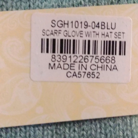 NWT Hat Scarf And Mitten Set - Picture 4 of 8